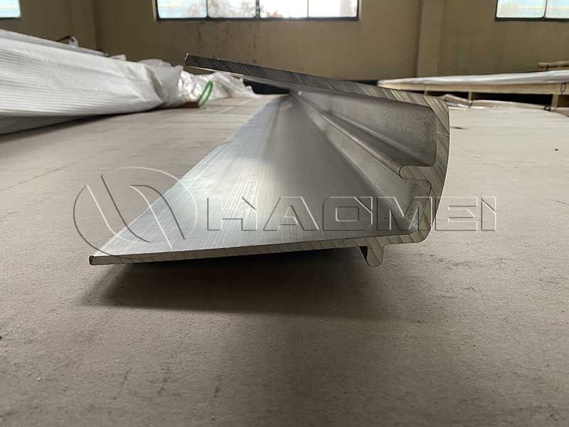 Aluminum boat gunnel rail.jpg Aluminum boat gunnel rail.jpg